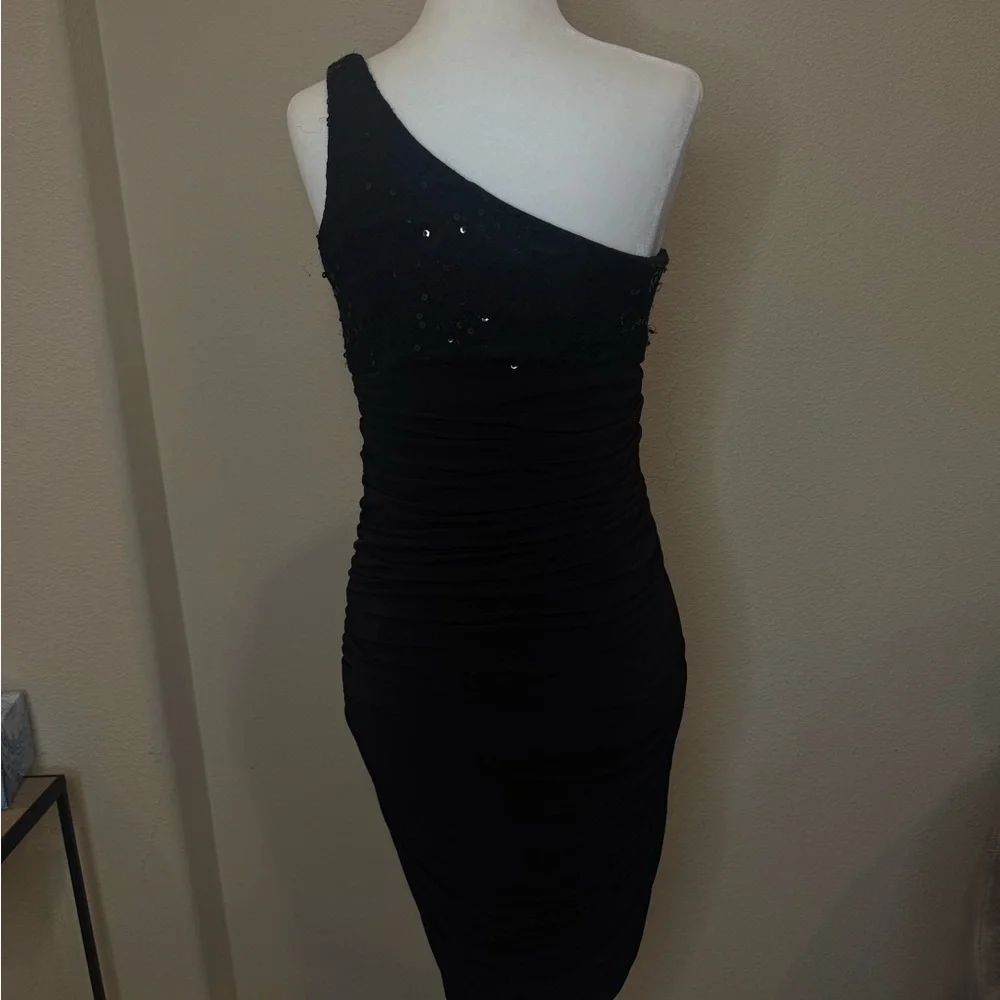 Elegant Black Sequined One-Shoulder Dress - Picture 4 of 5